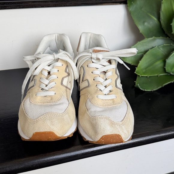 New Balance 584 women’s 8.5 neutral sneaker gym shoes - Picture 7 of 8